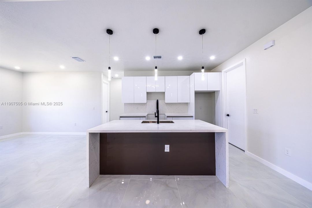 На продажу: $360,000 (3 спален, 2 ванн, 1744 Квадратных фут)