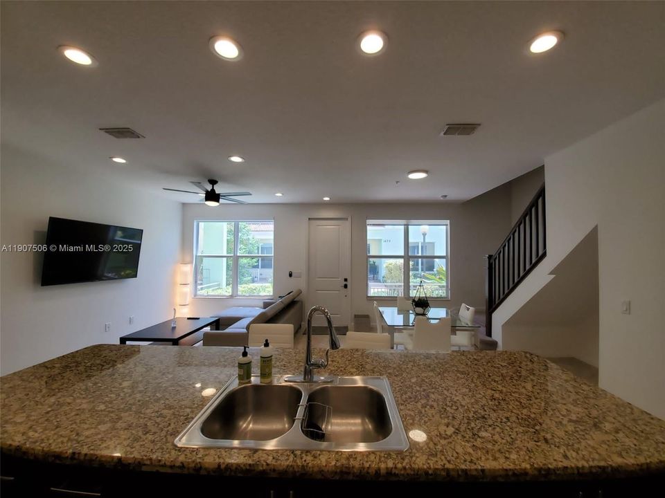 На продажу: $599,000 (2 спален, 2 ванн, 1354 Квадратных фут)