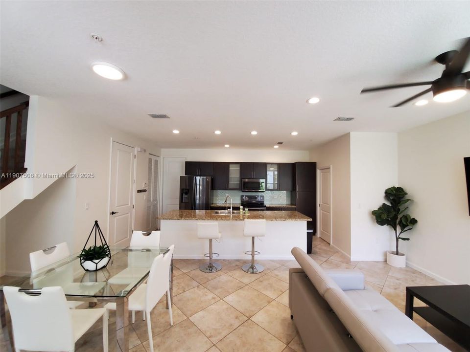 На продажу: $599,000 (2 спален, 2 ванн, 1354 Квадратных фут)