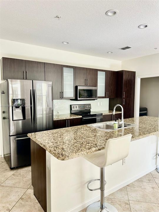 На продажу: $599,000 (2 спален, 2 ванн, 1354 Квадратных фут)