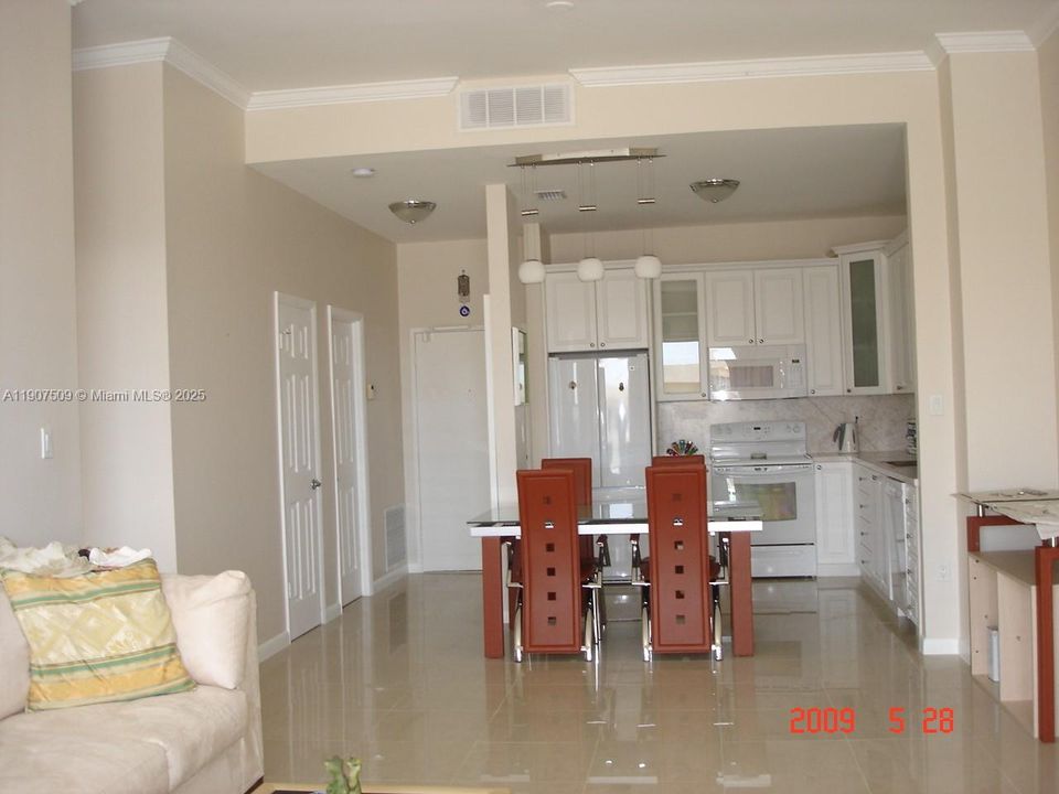 For Sale: $249,000 (1 beds, 1 baths, 1005 Square Feet)