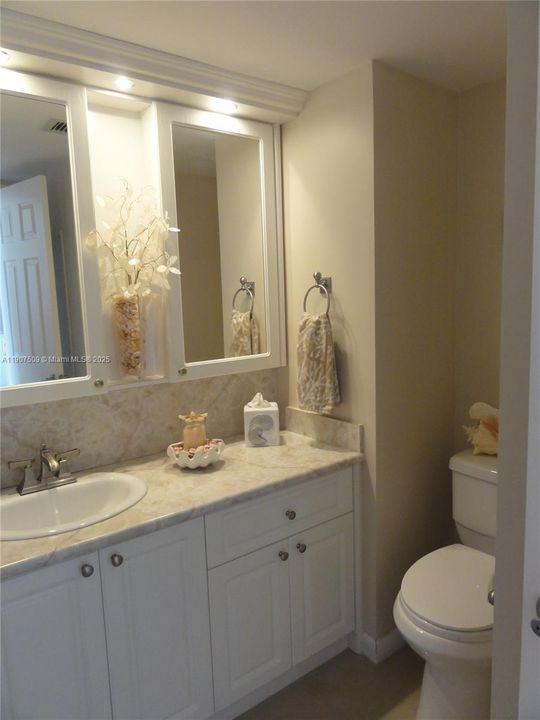 For Sale: $249,000 (1 beds, 1 baths, 1005 Square Feet)