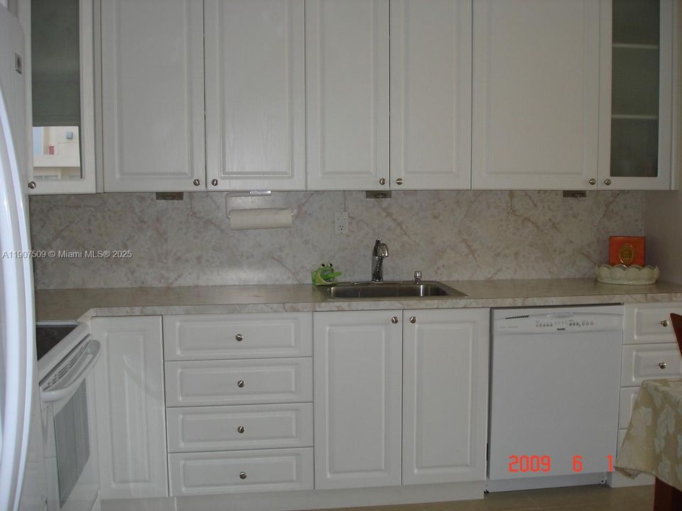 For Sale: $249,000 (1 beds, 1 baths, 1005 Square Feet)