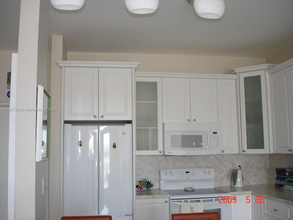 For Sale: $249,000 (1 beds, 1 baths, 1005 Square Feet)