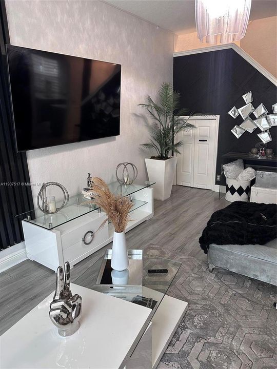 出租: $3,850 (3 贝兹, 2 浴室, 2104 平方英尺)