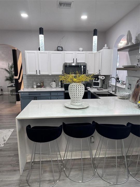 出租: $3,850 (3 贝兹, 2 浴室, 2104 平方英尺)