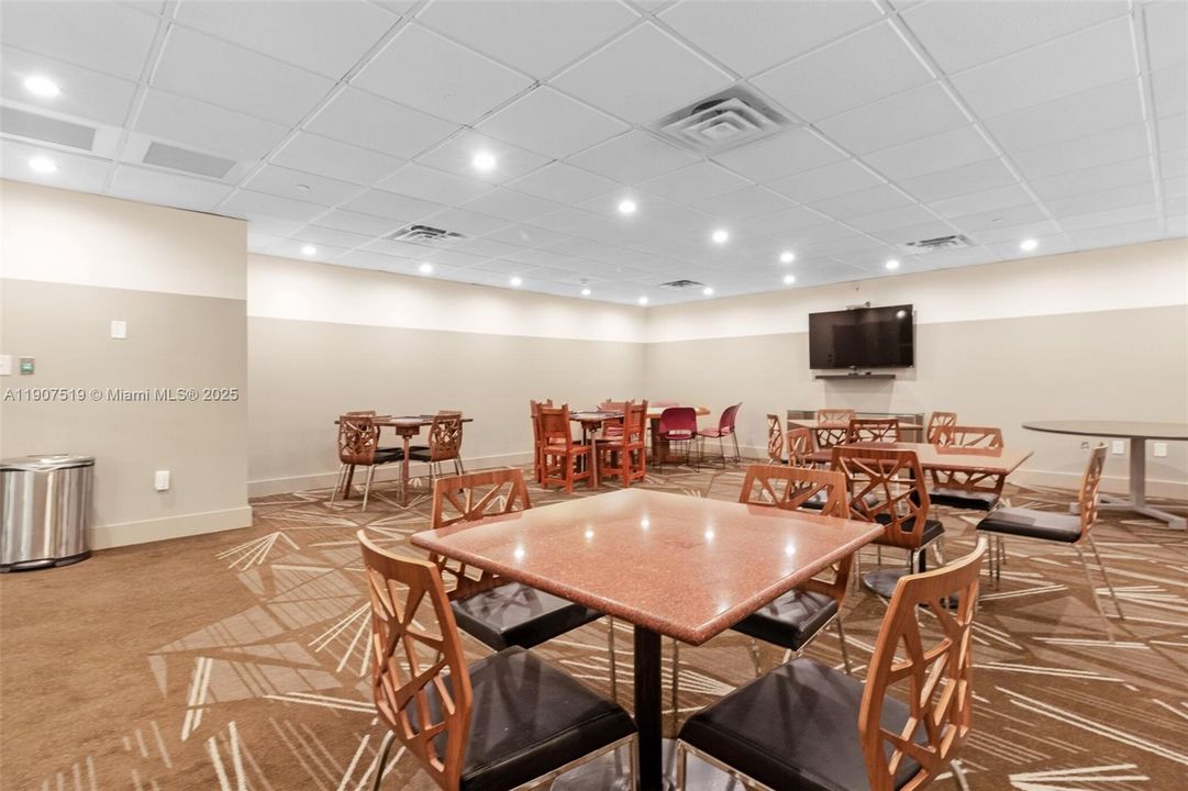 For Rent: $3,700 (1 beds, 2 baths, 824 Square Feet)