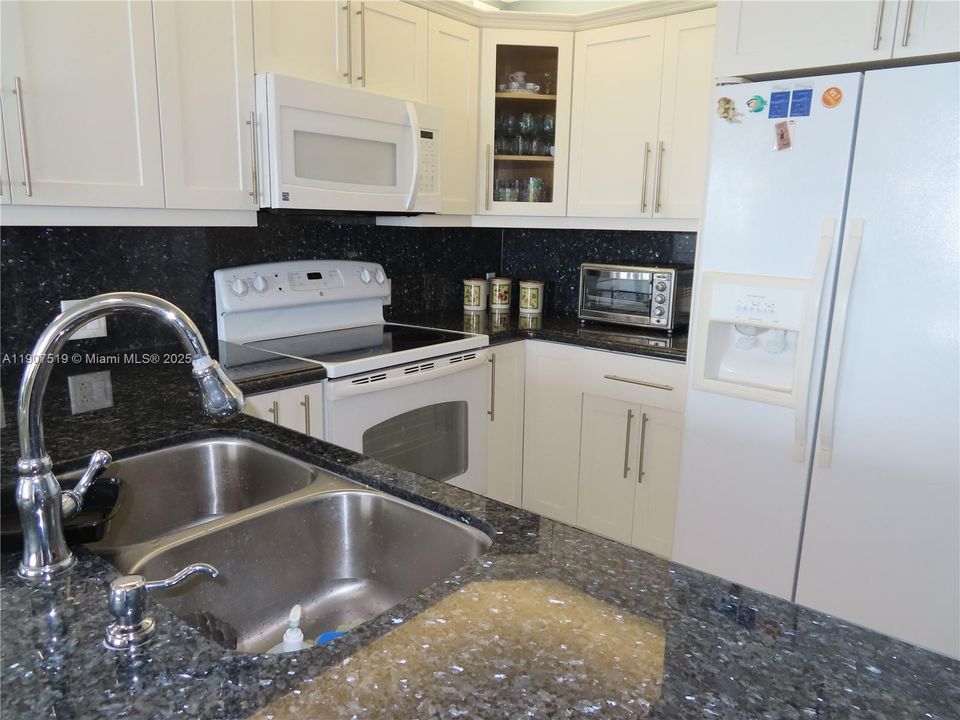 For Rent: $3,700 (1 beds, 2 baths, 824 Square Feet)