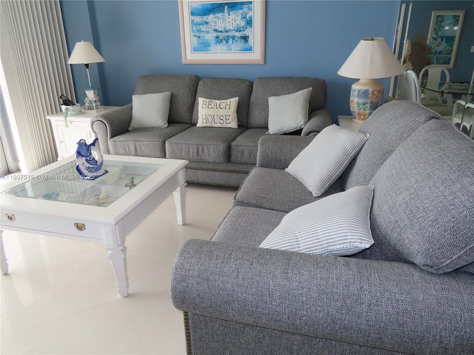 For Rent: $3,700 (1 beds, 2 baths, 824 Square Feet)