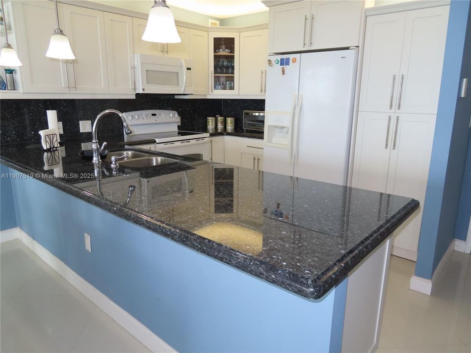 For Rent: $3,700 (1 beds, 2 baths, 824 Square Feet)