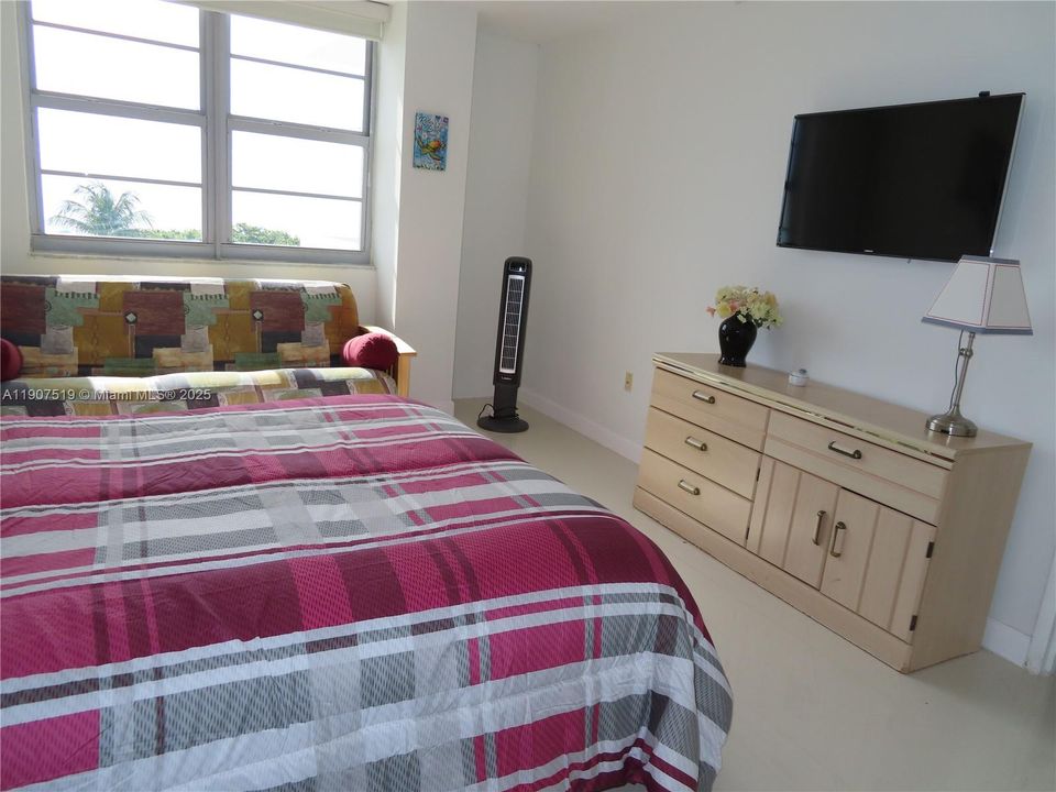 For Rent: $3,700 (1 beds, 2 baths, 824 Square Feet)