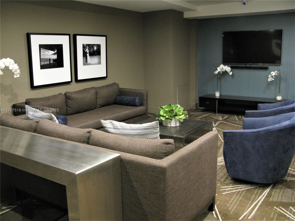 For Rent: $3,700 (1 beds, 2 baths, 824 Square Feet)