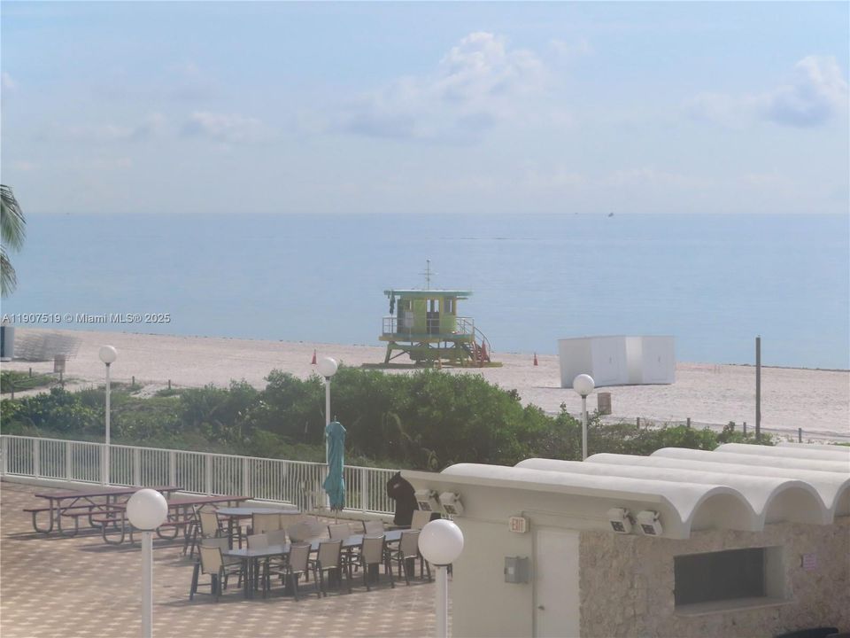 For Rent: $3,700 (1 beds, 2 baths, 824 Square Feet)