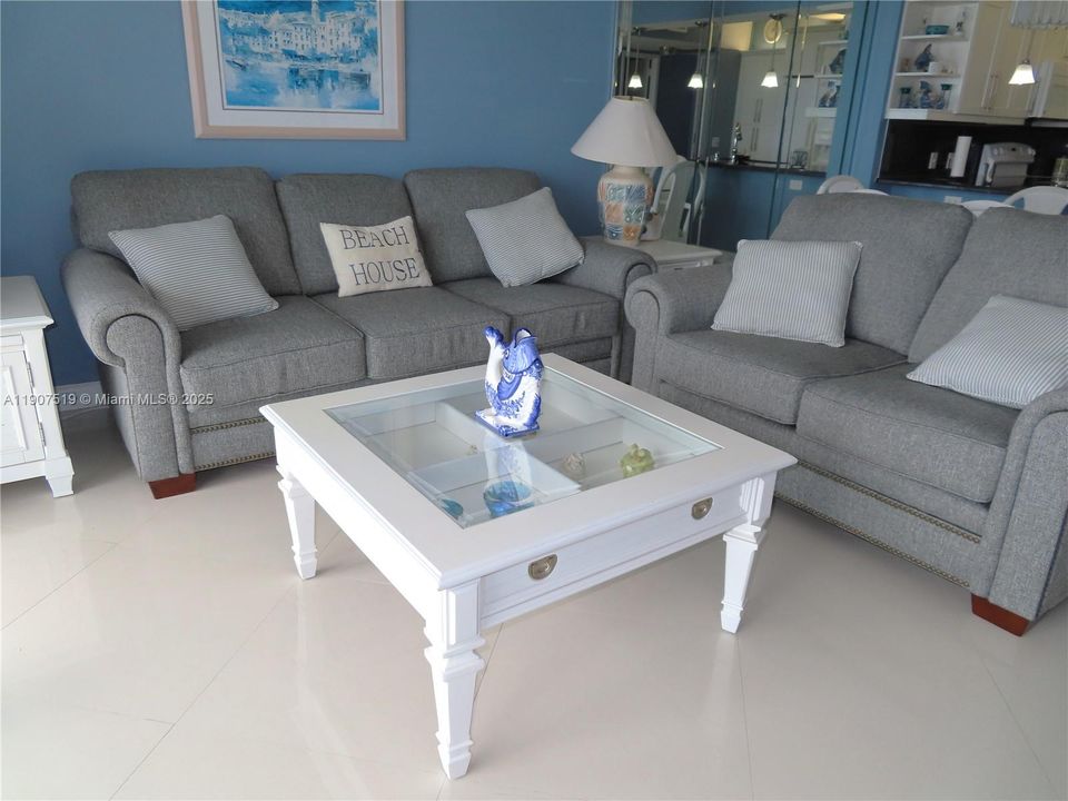 For Rent: $3,700 (1 beds, 2 baths, 824 Square Feet)