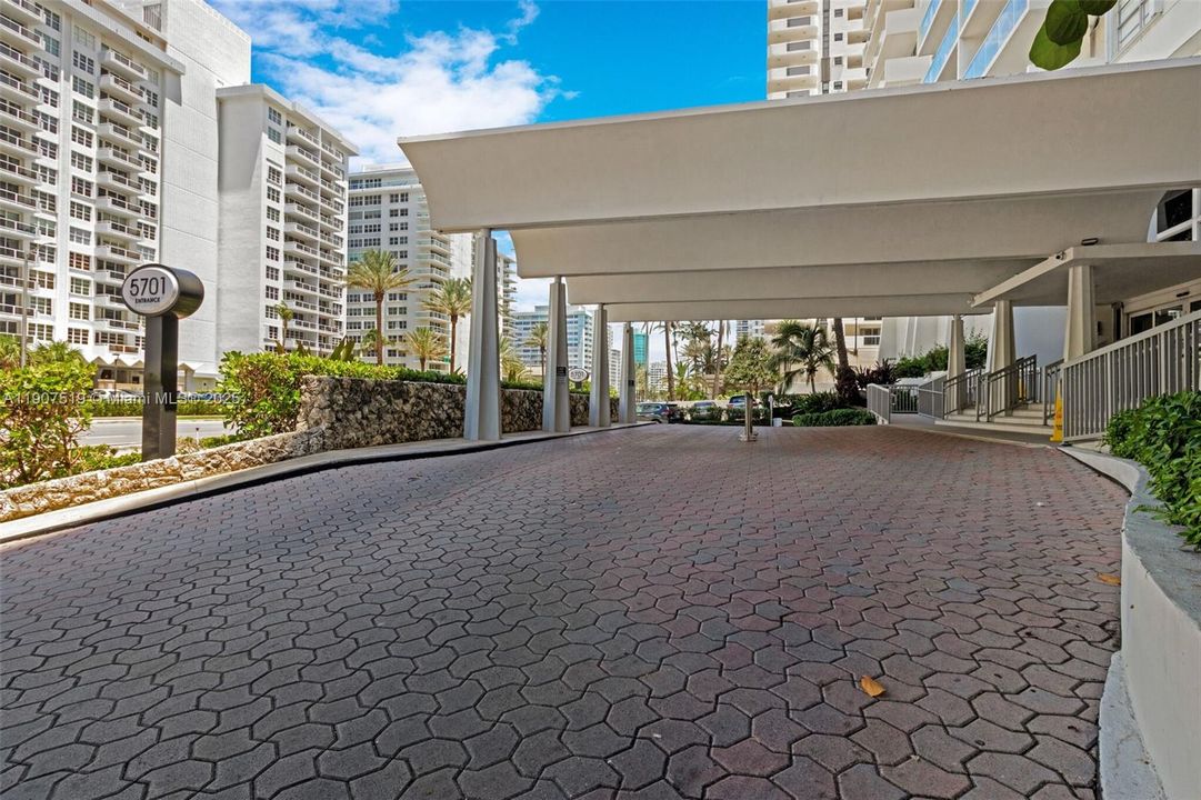 For Rent: $3,700 (1 beds, 2 baths, 824 Square Feet)