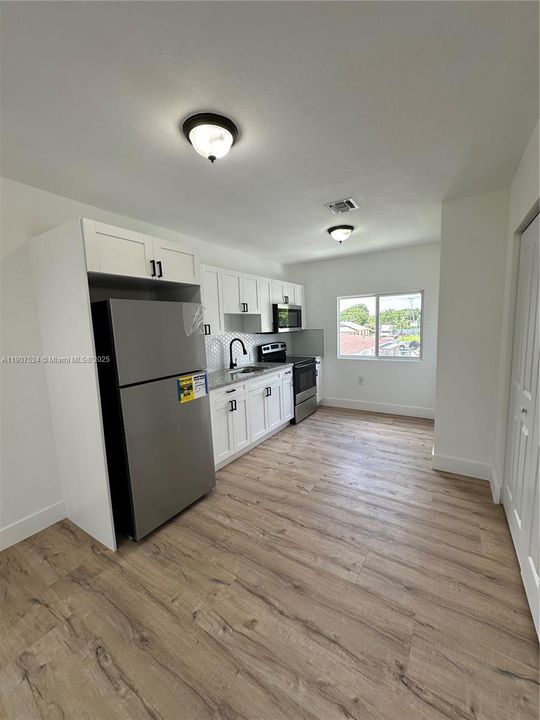 Active With Contract: $2,150 (4 beds, 4 baths, 812 Square Feet)