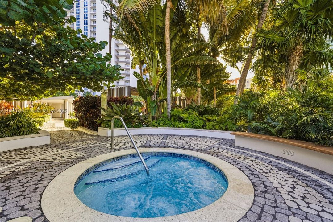 En Venta: $925,000 (2 camas, 2 baños, 1637 Pies cuadrados)