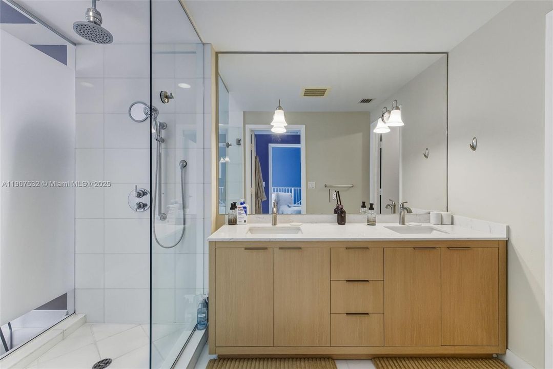 En Venta: $925,000 (2 camas, 2 baños, 1637 Pies cuadrados)