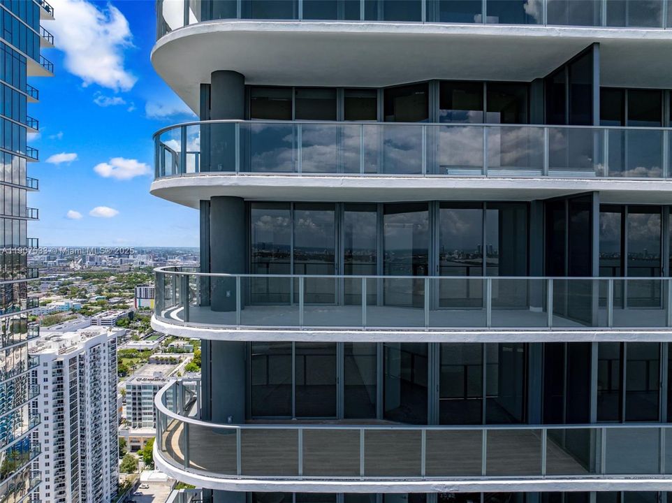 Active With Contract: $14,000 (4 beds, 5 baths, 2582 Square Feet)