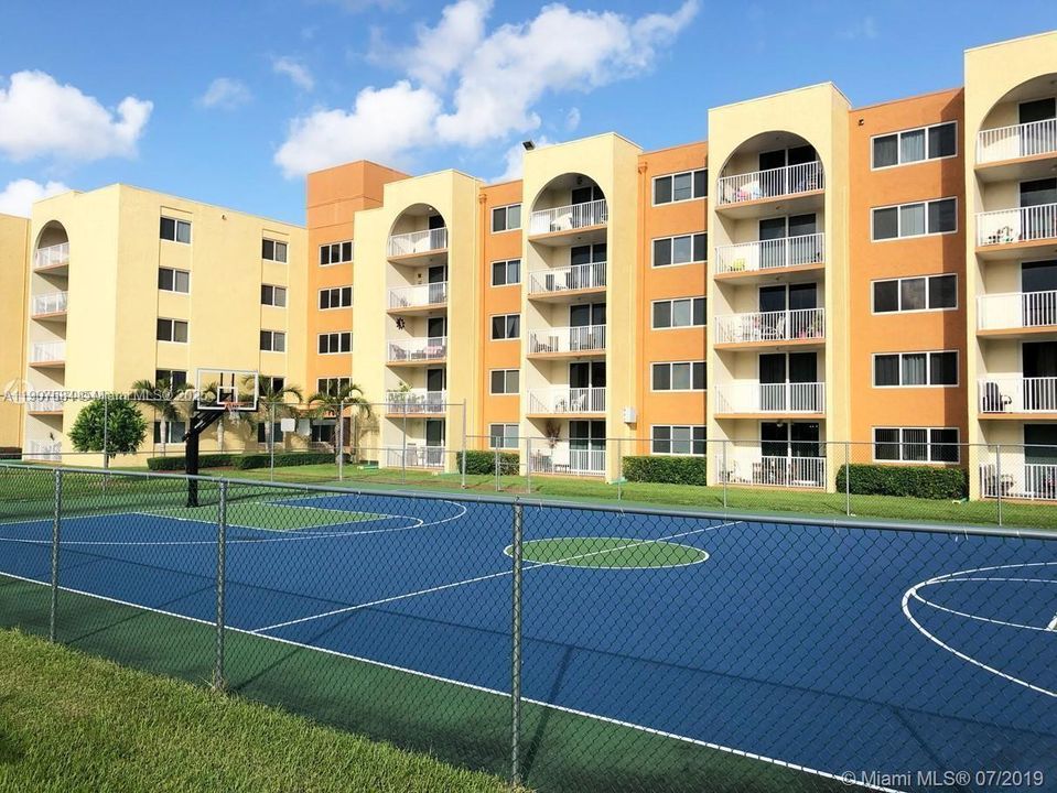 Active With Contract: $1,400 (1 beds, 1 baths, 1035 Square Feet)