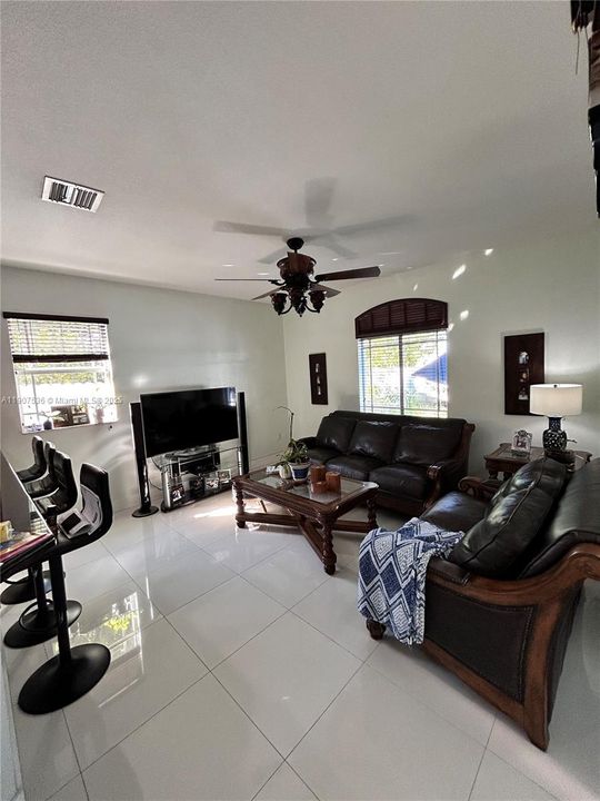 待售: $739,700 (4 贝兹, 2 浴室, 1932 平方英尺)