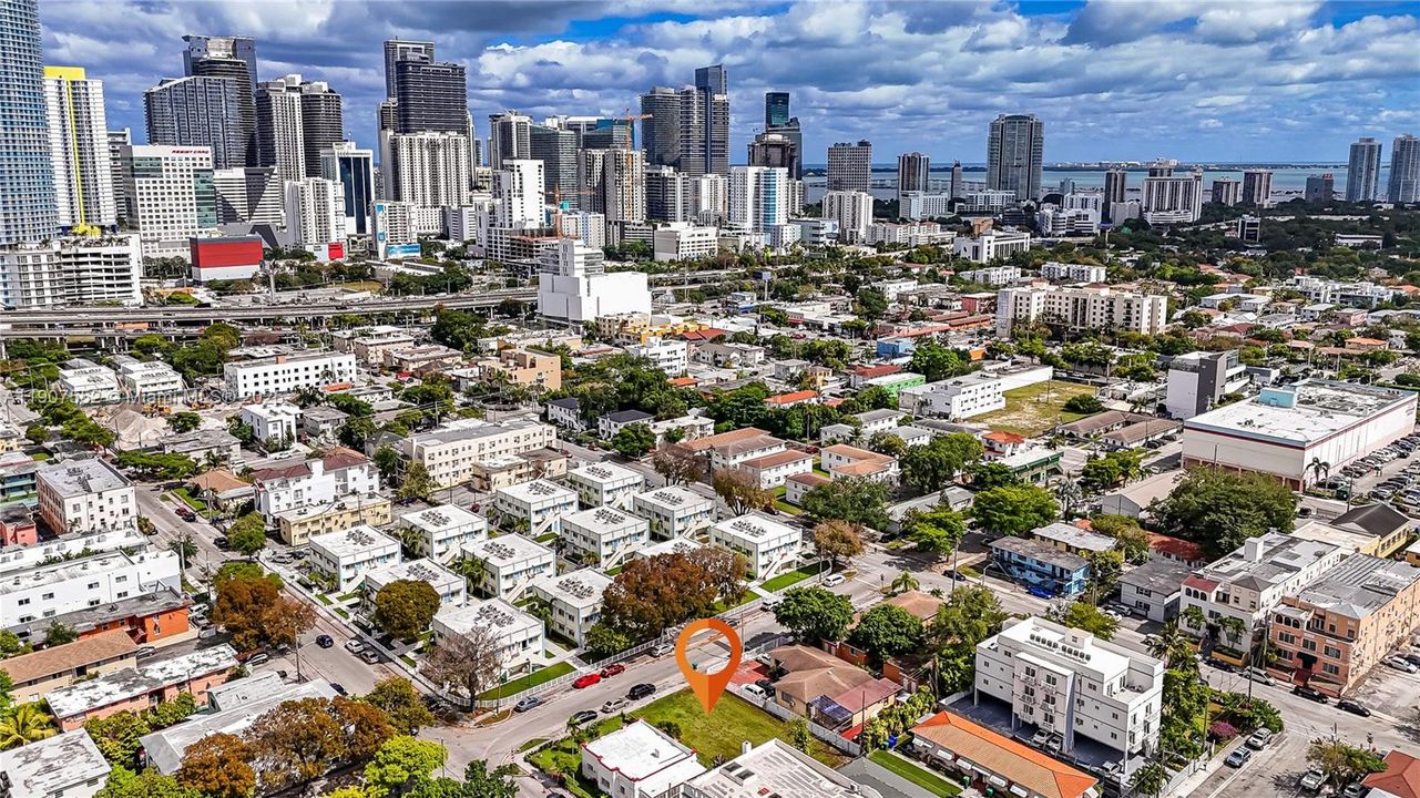 На продажу: $850,000 (0.16 acres)