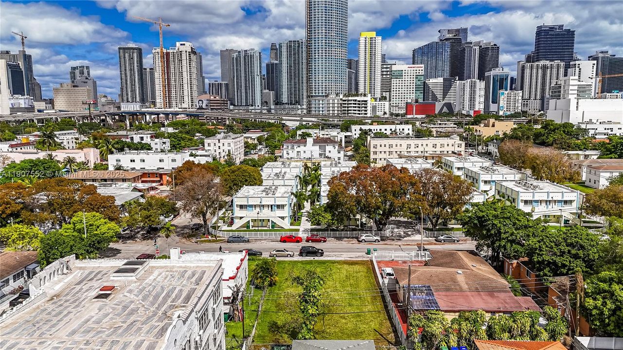 На продажу: $850,000 (0.16 acres)