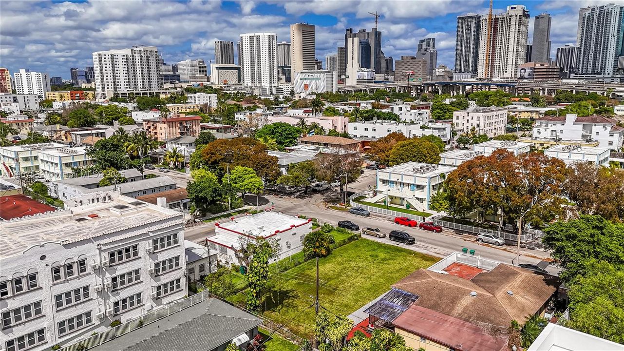 На продажу: $850,000 (0.16 acres)