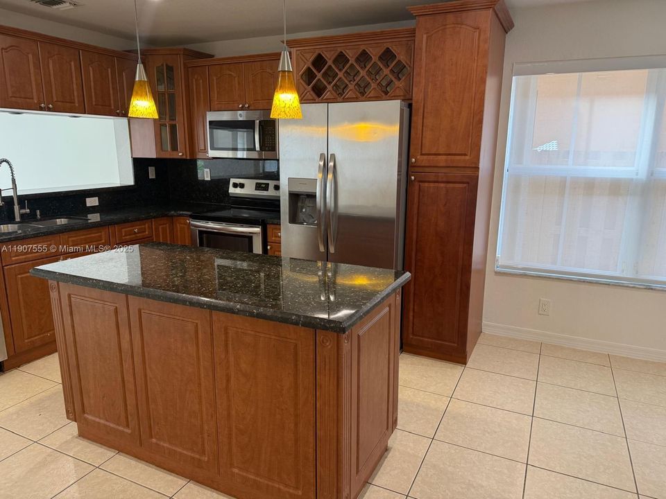 出租: $5,200 (4 贝兹, 4 浴室, 3243 平方英尺)