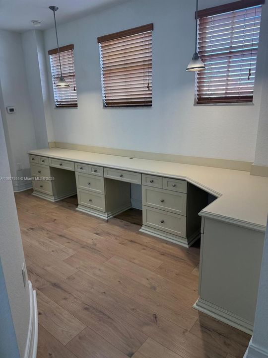 出租: $5,200 (4 贝兹, 4 浴室, 3243 平方英尺)