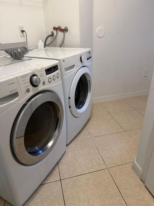 出租: $5,200 (4 贝兹, 4 浴室, 3243 平方英尺)