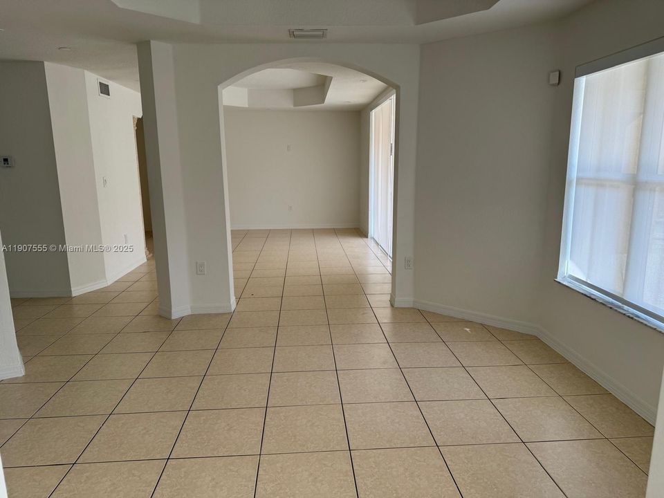 出租: $5,200 (4 贝兹, 4 浴室, 3243 平方英尺)