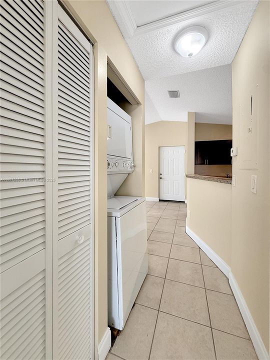 Active With Contract: $1,870 (2 beds, 1 baths, 850 Square Feet)