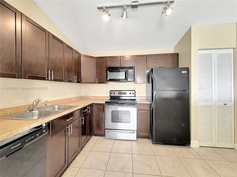 Active With Contract: $1,870 (2 beds, 1 baths, 850 Square Feet)