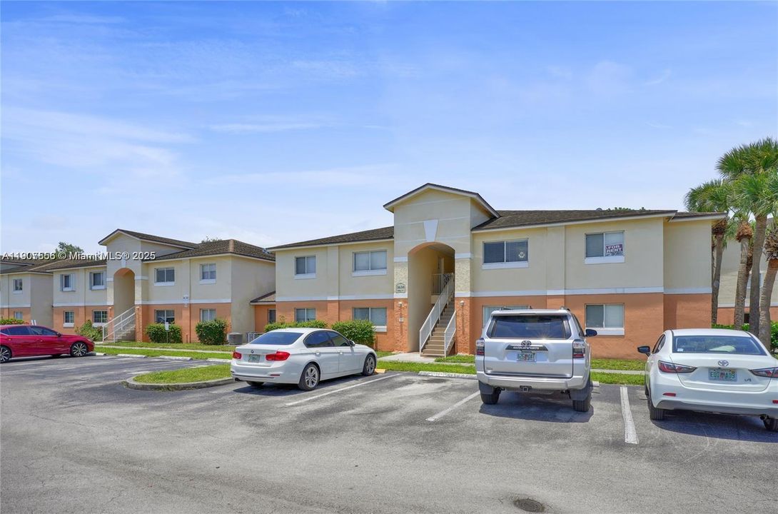 Active With Contract: $1,870 (2 beds, 1 baths, 850 Square Feet)