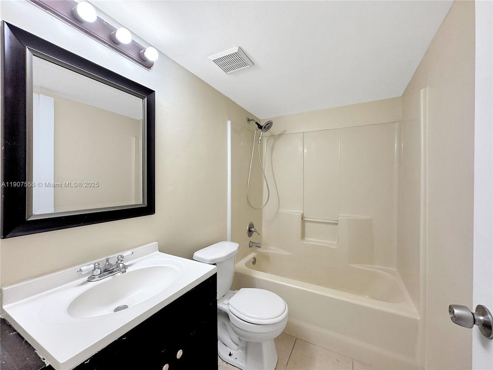 Active With Contract: $1,870 (2 beds, 1 baths, 850 Square Feet)