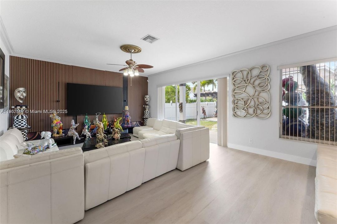 待售: $1,070,000 (6 贝兹, 4 浴室, 4432 平方英尺)