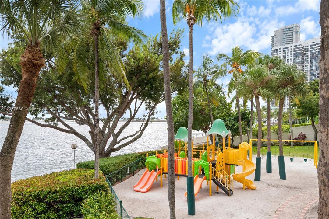 For Sale: $3,999,999 (5 beds, 5 baths, 5430 Square Feet)