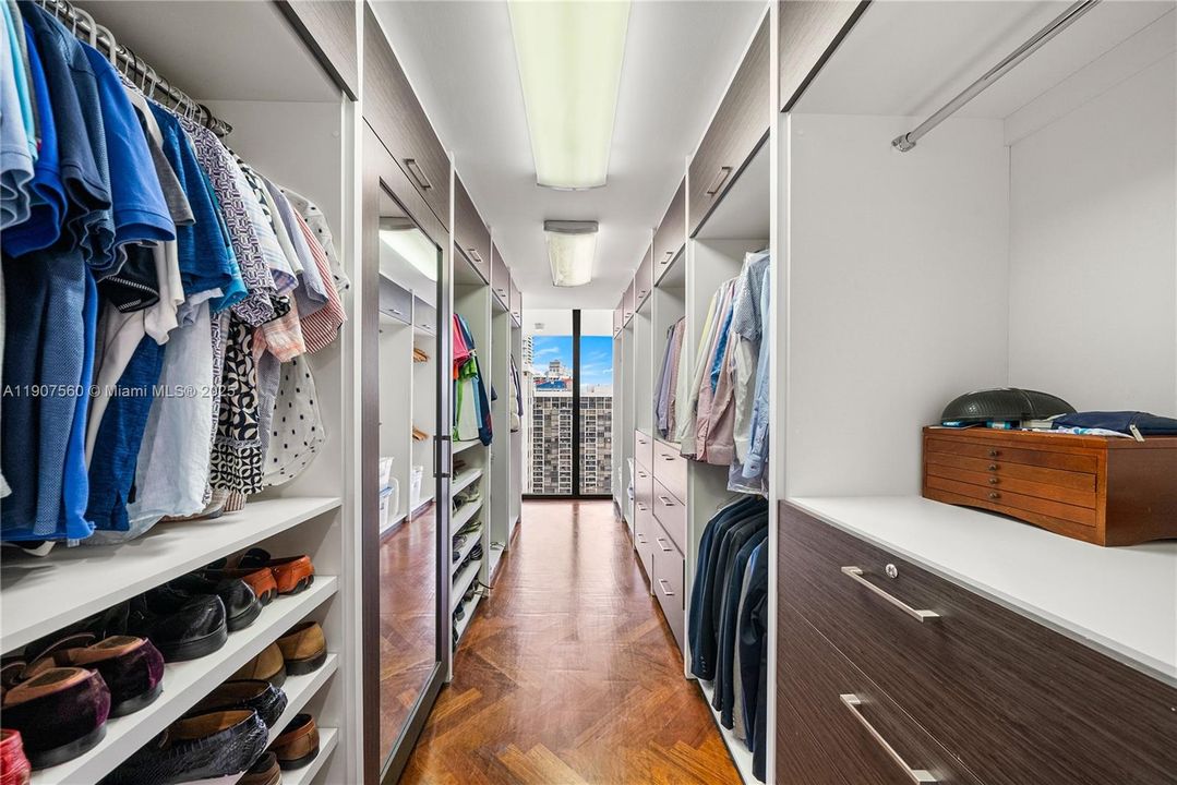 For Sale: $3,999,999 (5 beds, 5 baths, 5430 Square Feet)