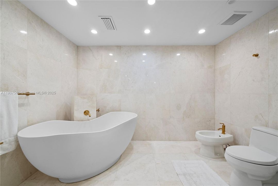 For Sale: $3,999,999 (5 beds, 5 baths, 5430 Square Feet)