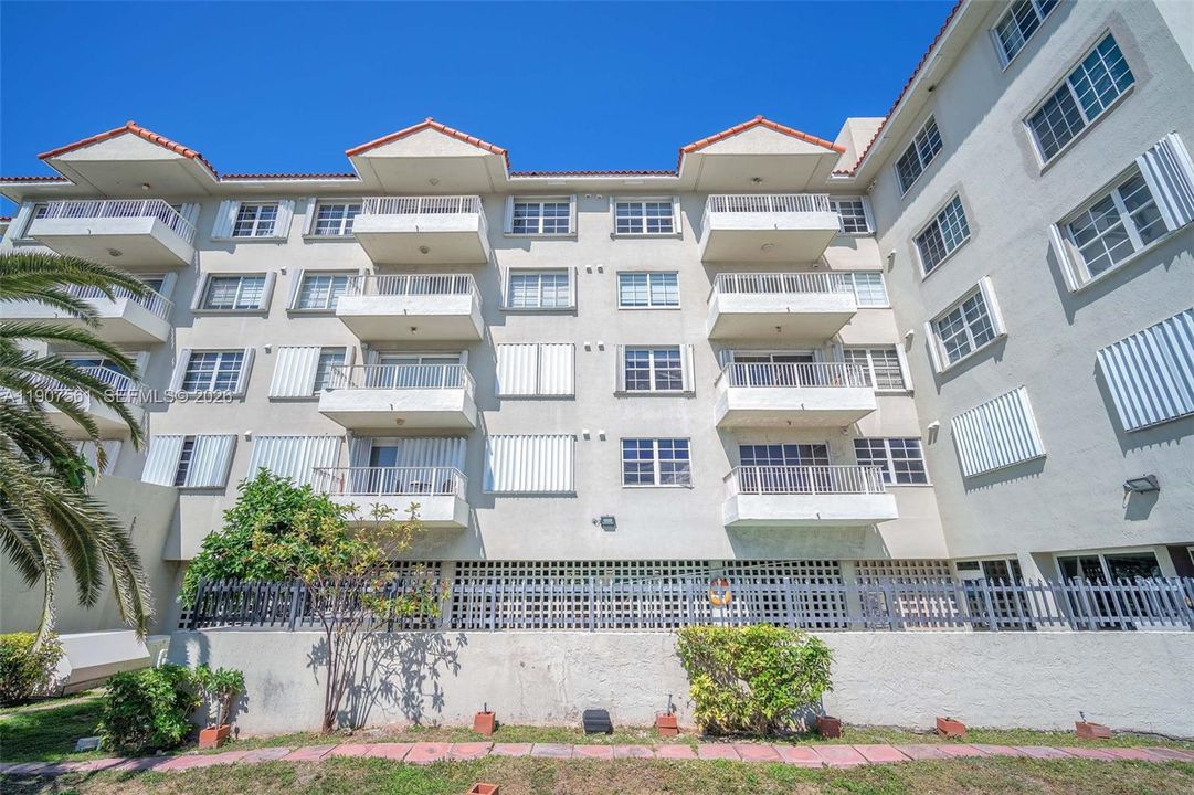 For Sale: $409,000 (2 beds, 2 baths, 870 Square Feet)