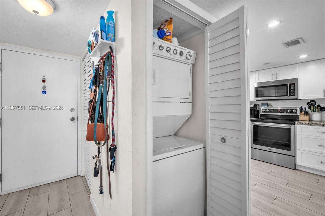 For Sale: $409,000 (2 beds, 2 baths, 870 Square Feet)