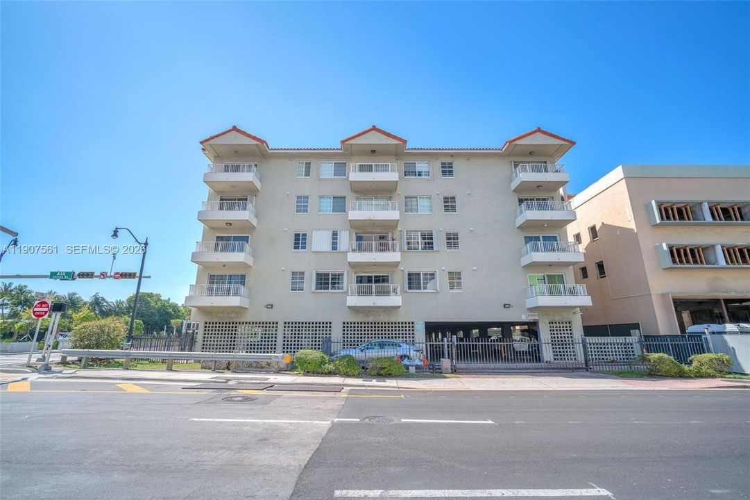 For Sale: $409,000 (2 beds, 2 baths, 870 Square Feet)