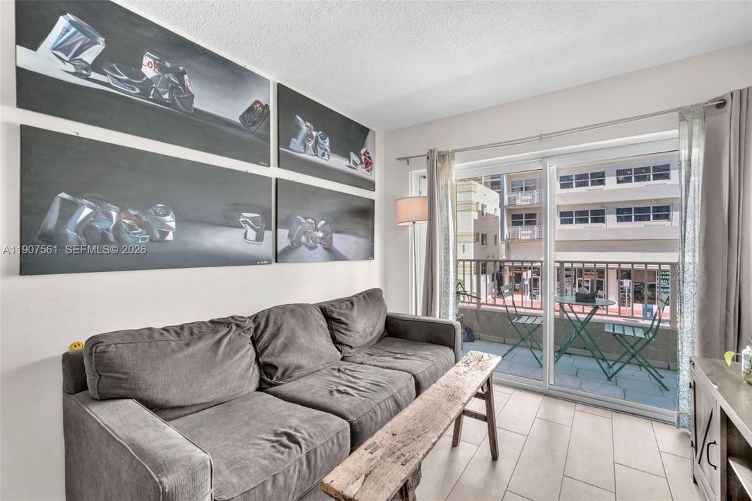 For Sale: $409,000 (2 beds, 2 baths, 870 Square Feet)