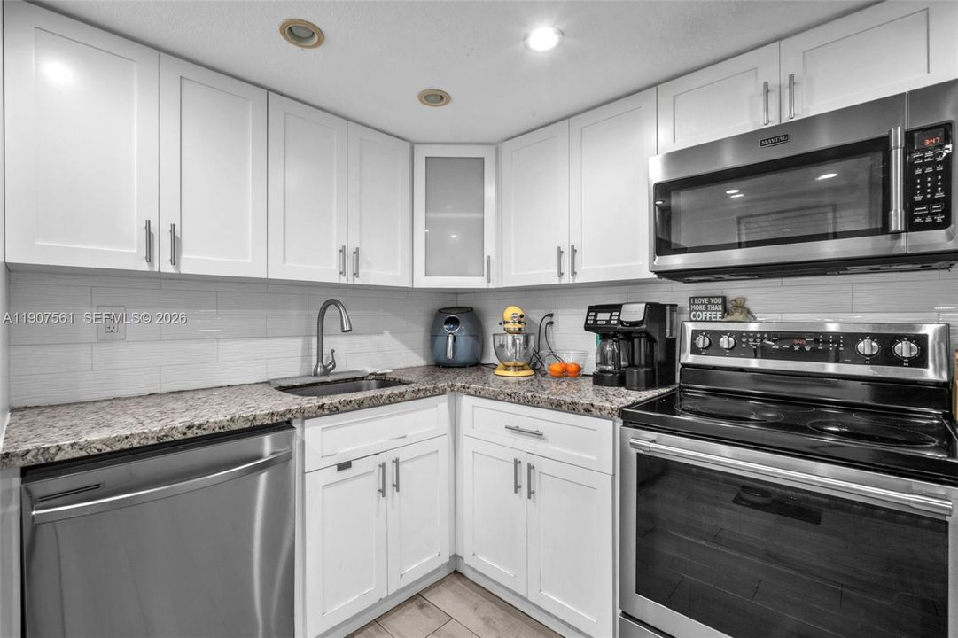 For Sale: $409,000 (2 beds, 2 baths, 870 Square Feet)
