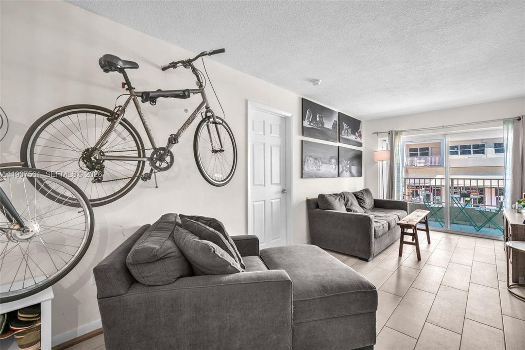 For Sale: $409,000 (2 beds, 2 baths, 870 Square Feet)