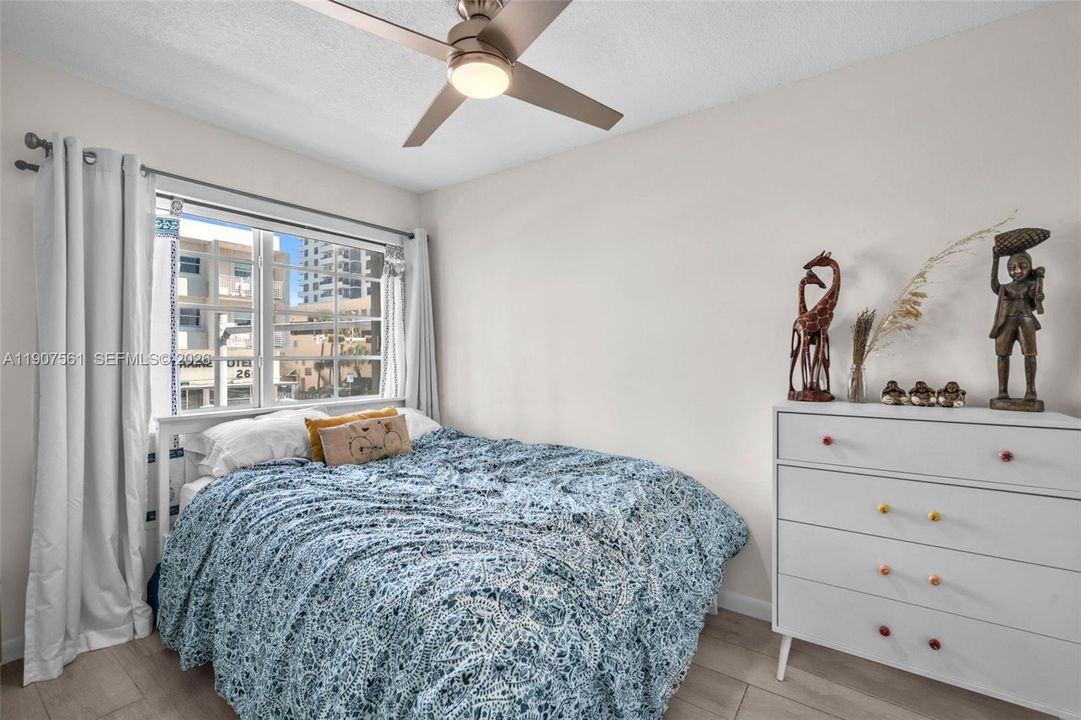 For Sale: $409,000 (2 beds, 2 baths, 870 Square Feet)