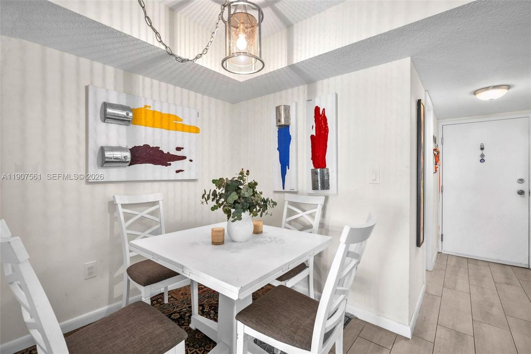 For Sale: $409,000 (2 beds, 2 baths, 870 Square Feet)