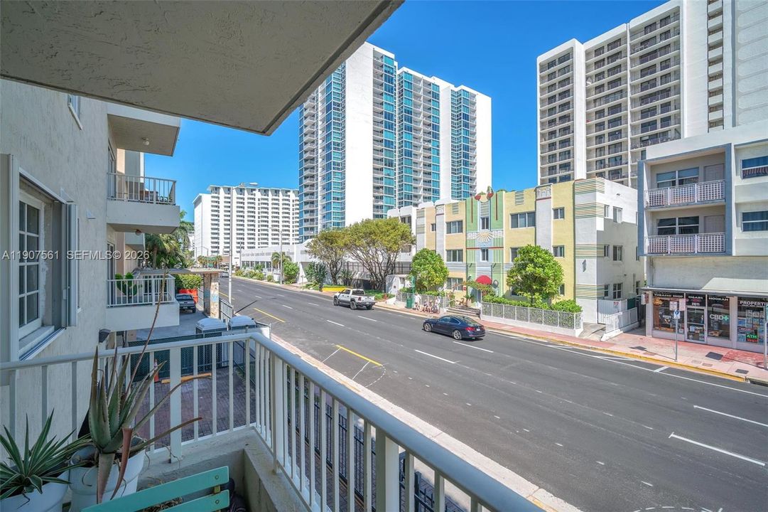 For Sale: $409,000 (2 beds, 2 baths, 870 Square Feet)