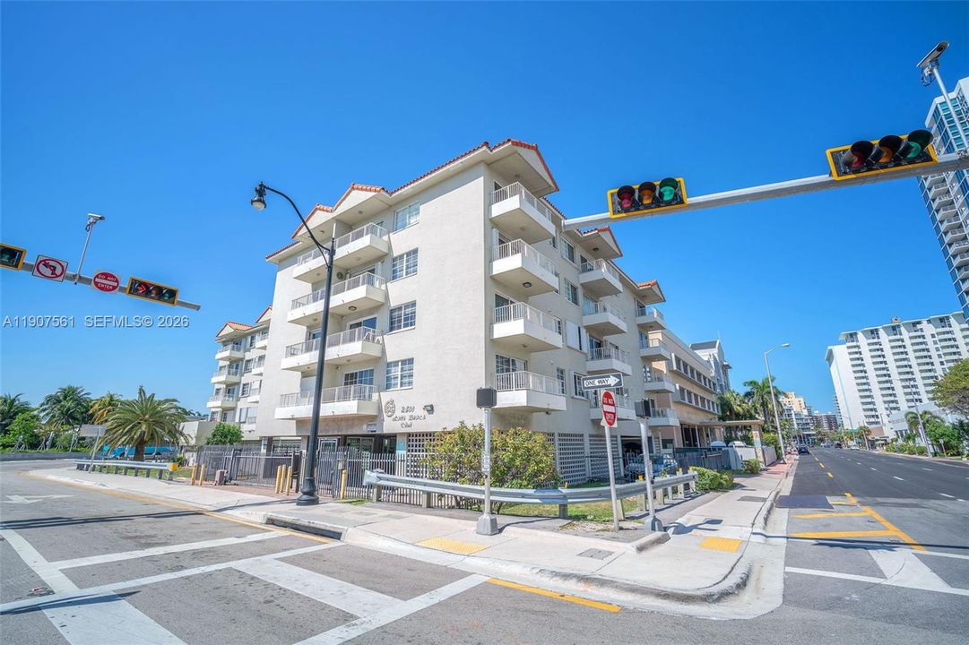 For Sale: $409,000 (2 beds, 2 baths, 870 Square Feet)